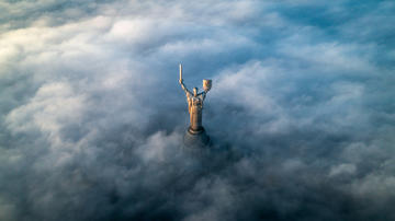 Il centro di Kiev ricoperto dalla nebbia. Sbuca solo il Monumento alla Madrepatria (© LalsStock/Shutterstock)