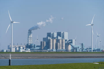 Centrale a carbone e pale eoliche. Eemshaven, Groningen, Paesi Bassi © Sander van der Werf/Shutterstock