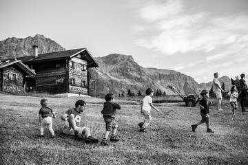 Bambini e baita di montagna