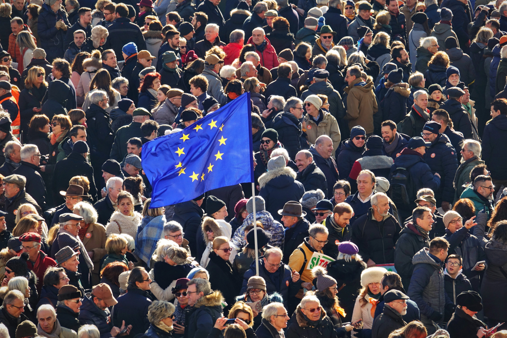 Manifestanti a Torino nel gennaio 2019 portano con sé una bandiera europea - © MikeDotta/Shutterstock