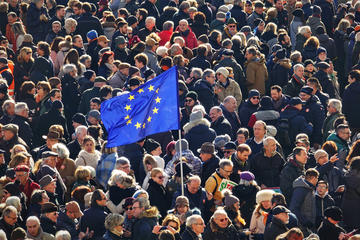 Manifestanti a Torino nel gennaio 2019 portano con sé una bandiera europea - © MikeDotta/Shutterstock