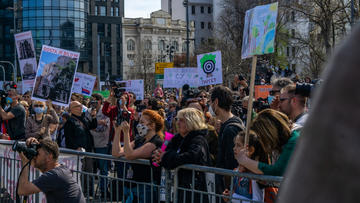 Manifestazione ambientalista a Belgrado dello scorso aprile (© Stefan Milivojevic/Shutterstock)