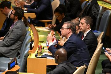 Aleksandar Vučić e Marko Đurić durante la votazione all'Assemblea generale dell'ONU © UN Photo/Evan Schneider