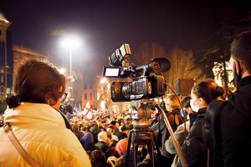 Troupe televisiva filma le proteste  Tbilisi, Georgia © EvaL Miko/Shutterstock