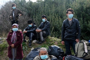 Refugees and migrants wearing masks