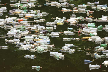 Un tratto di fiume inquinato in Bosnia Erzegovina (© JRP Studio/Shutterstock)