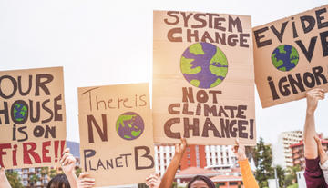 Manifestazioni contro il cambiamento climatico foto DisobeyArt Shutterstock