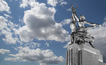 Famous Soviet monument depicting a factory worker and an agricultural worker © VLADJ55 - Shutterstock 